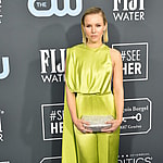 LOS ANGELES - JAN 12: Kristen Bell at the Critics Choice Awards 2020 at the Barker Hanger on January 12, 2020 in Santa Monica, CA