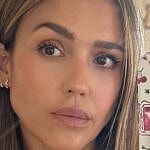 Jessica Alba mirror selfie