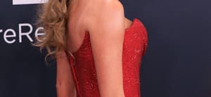 Taylor Swift posing on the red carpet during the red carpet.