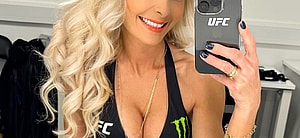 Jhenny Andrade taking a selfie.