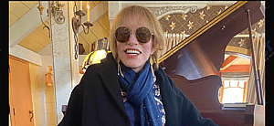 Carly Simon showing off stylish sunglasses