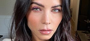 Jenna Dewan takes a selfie.