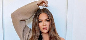 khloe kardashian with hand above head