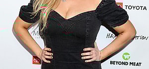 Abigail Breslin Showcases Her Purple Glass Bong On Instagram, Fans Love It!