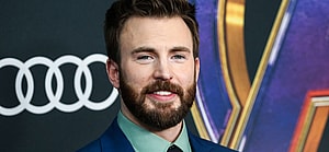 Chris Evans looks amazing in this blue suit paired with green T-shirt and black tie.