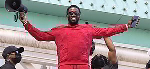 Sean quot Diddy quot Combs shows love to Hollywood Tourists as he films scenes for hosting and producing the upcoming Billboard Awards