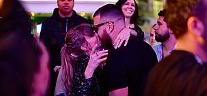 Travis Kelce and Taylor Swift kissing