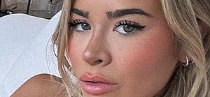 Emily Elizabeth snaps a selfie.