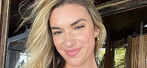 Kayla Simmons snaps a selfie.