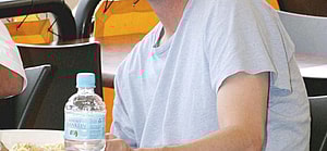 Matthew Perry having lunch