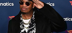 Ne-Yo posing in black on the red carpet.
