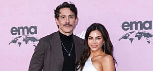 Jenna Dewan and Steve Kazee pose for photos