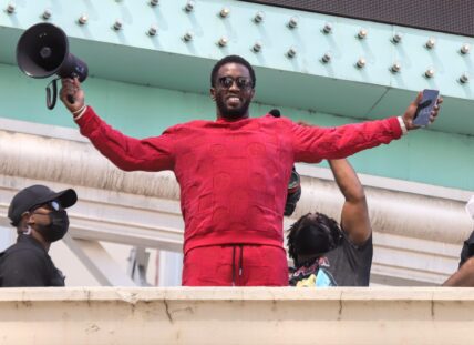Sean quot Diddy quot Combs shows love to Hollywood Tourists as he films scenes for hosting and producing the upcoming Billboard Awards