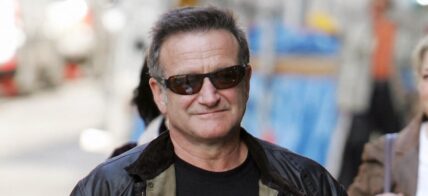ROBIN WILLIAMS STROLLS IN SOHO
