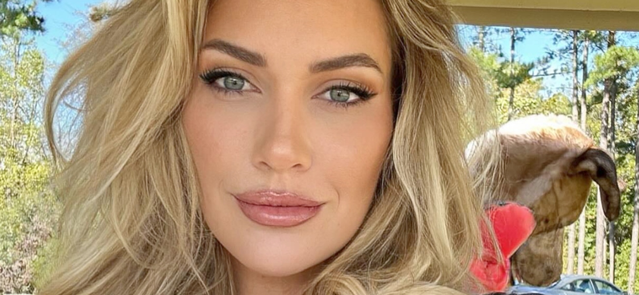 Paige Spiranac em traje de banho exibe “Massive Meatbombs”