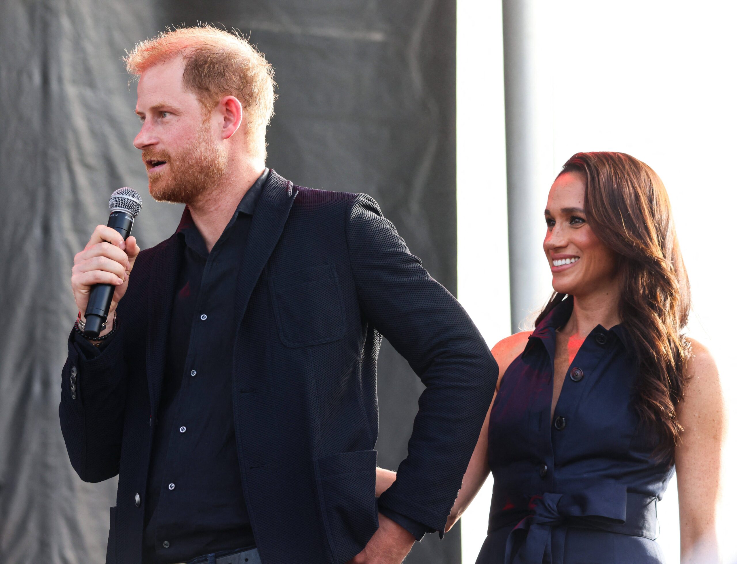 Príncipe Harry e Meghan Markle no palco do One805 Live 2025
