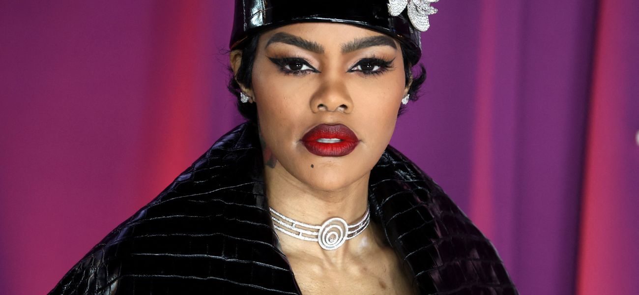 Teyana Taylor arrasa no tapete vermelho do AMA com um look na altura da coxa