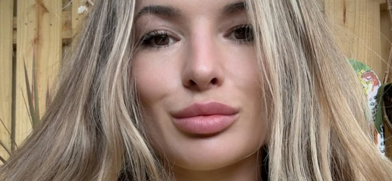 A estrela do UFC Maryna Moroz quase perde seu vestido profundo