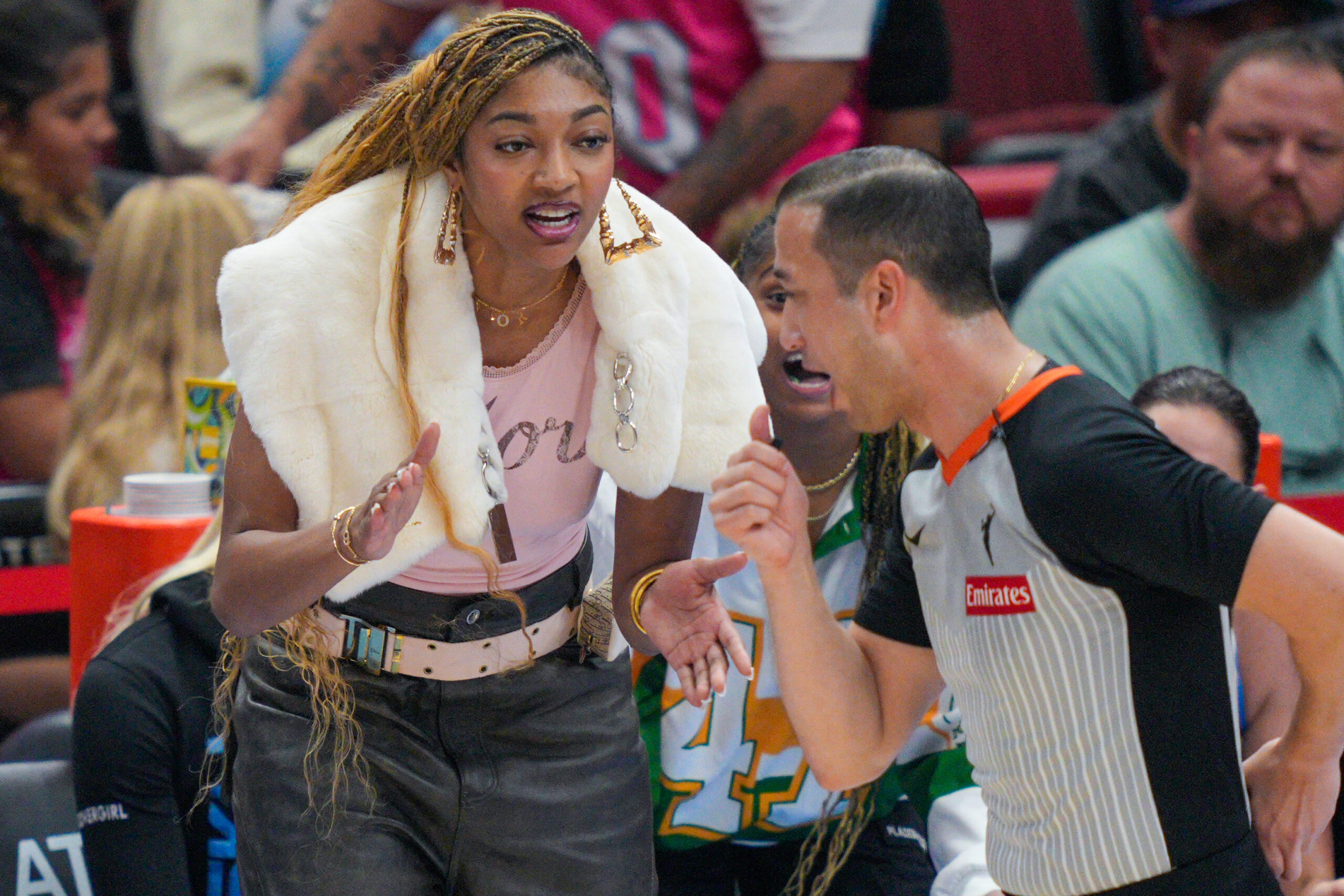 Fãs de Angel Reese entram em confronto com árbitros da WNBA após gritos de estrelas Fãs de Angel Reese entram em confronto com árbitros da WNBA após gritos de estrelas