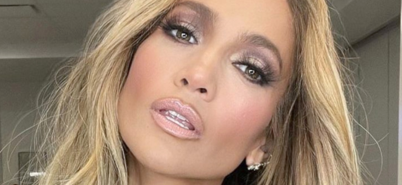 Jennifer Lopez exibe biquíni de festa onde ninguém veio