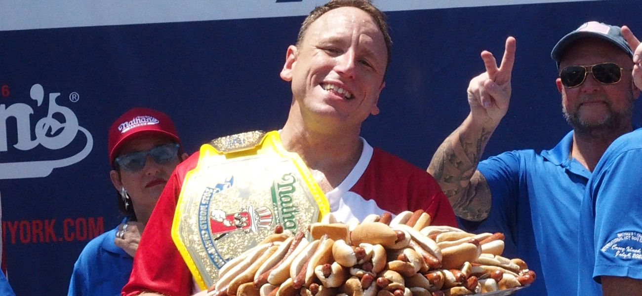 O 4 de julho de Joey Chestnut toma um rumo inesperado após sua confissão de culpa