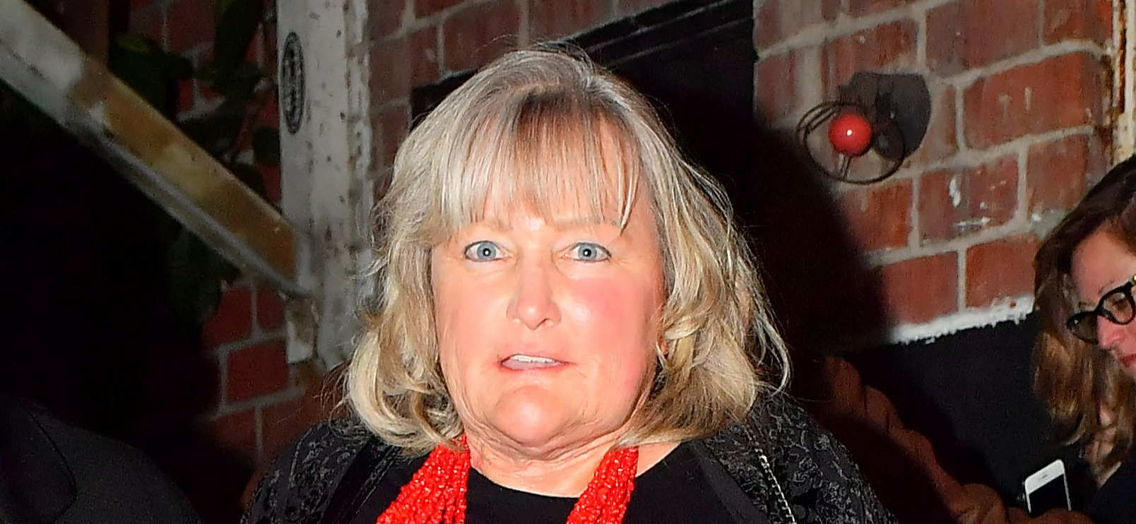 Raro retorno de Debbie Rowe enquanto Michael Jackson interpreta Buzz