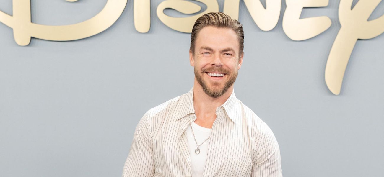 Derek Hough mostra seu ‘Dad Bod’ em uma imagem escaldante sem camisa