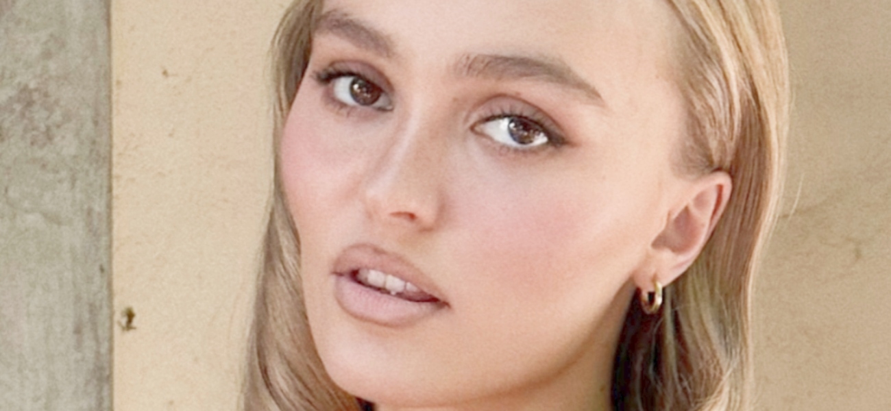 Lily-Rose Depp destaca os “casulos” em um biquíni minúsculo