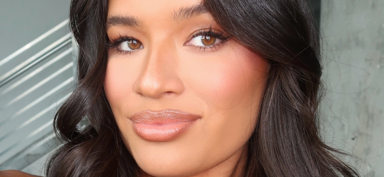 Natalie Cruz de biquíni fio dental mostra seus “cocos”