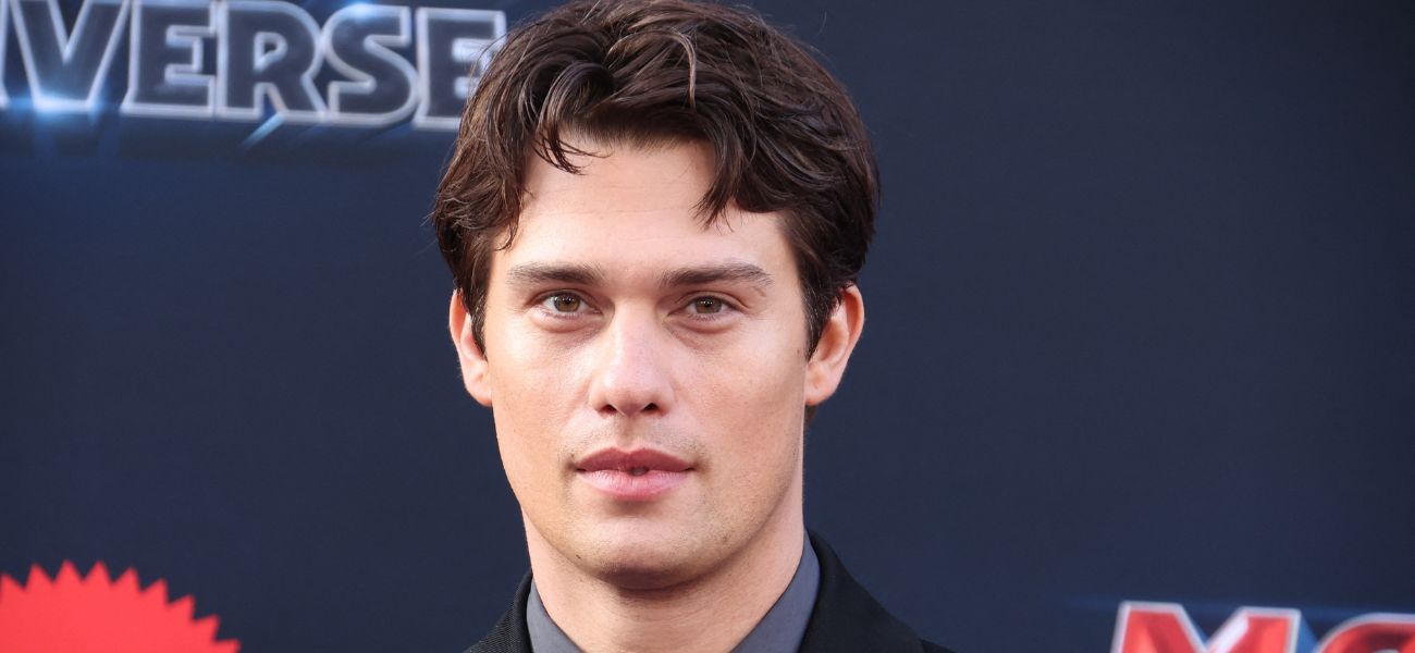 Nicholas Galitzine exibe bíceps protuberantes em uma armadura de couro minúscula