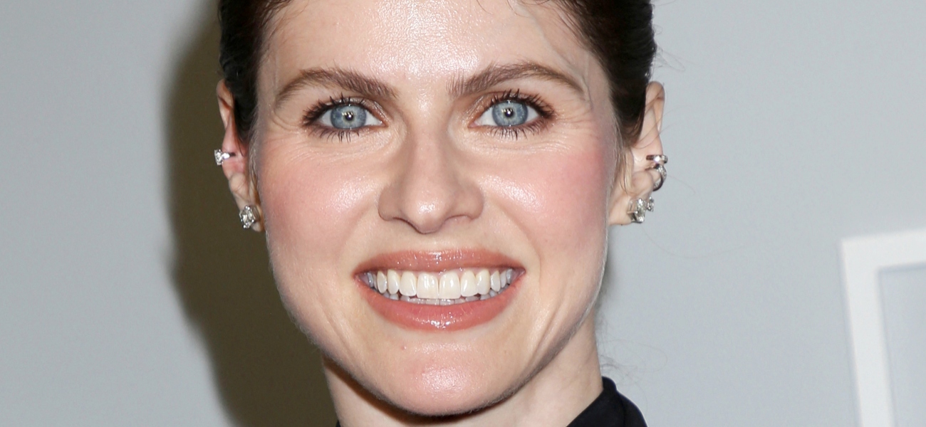 Alexandra Daddario encostada de biquíni é sempre “gostosa”