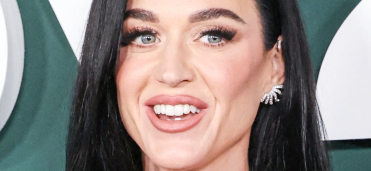 Katy Perry deixa tudo acontecer de biquíni com sorvete