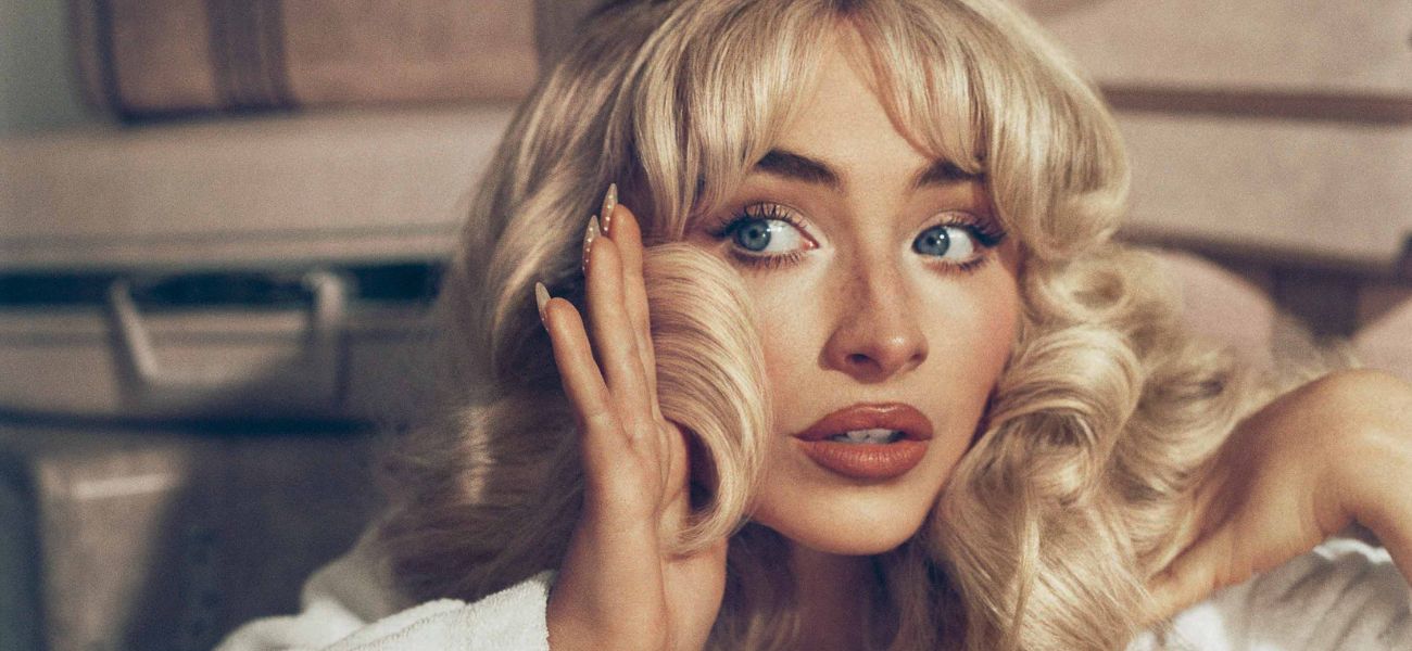 Sabrina Carpenter com vestido branco “Parece Elsa” no desfile da Dior