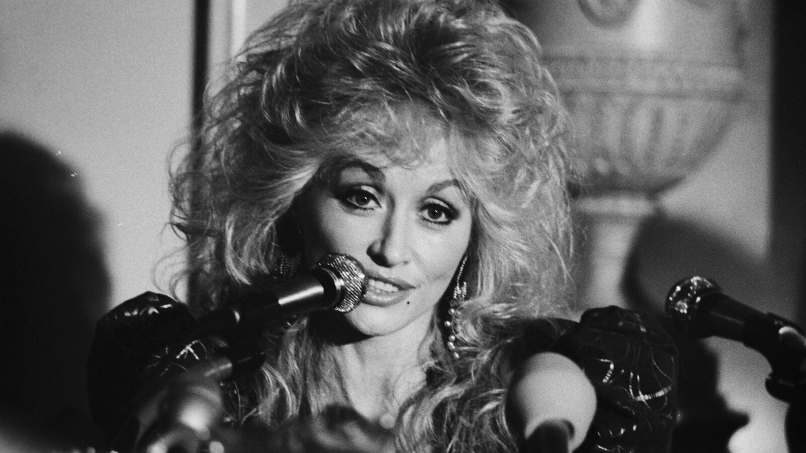 Dolly Parton in London MEGA1487406 002 1 scaled