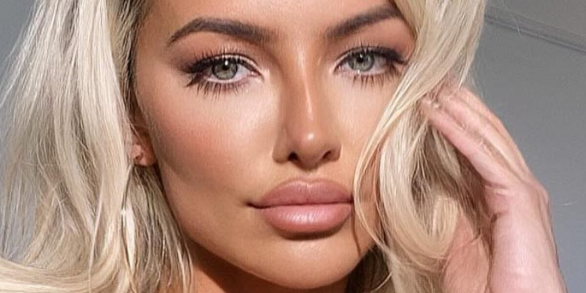 Lindsey Pelas ‘Deserves Attention’ In Bathroom Underwear That Doesn’t Fit 2 Lindsey Pelas curls 1300 cr