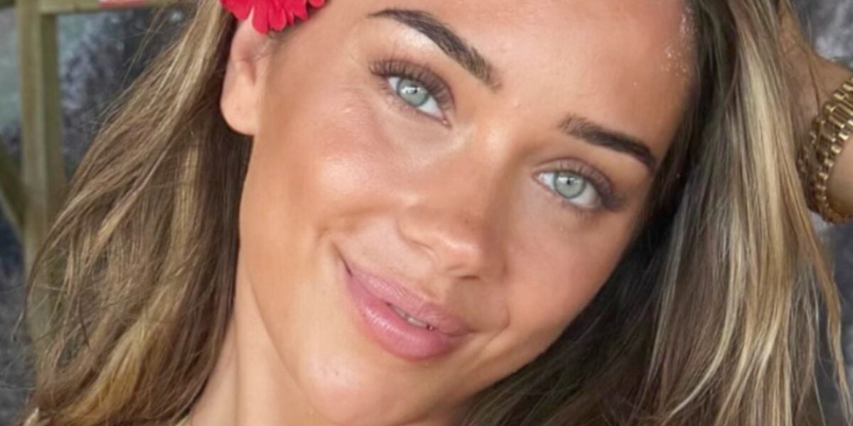 Teigan Lucas Outdoors In Sheer Braless Top Highlights Her ‘Beautiful Lemons’ 2 Teigan Lucas flower 1300