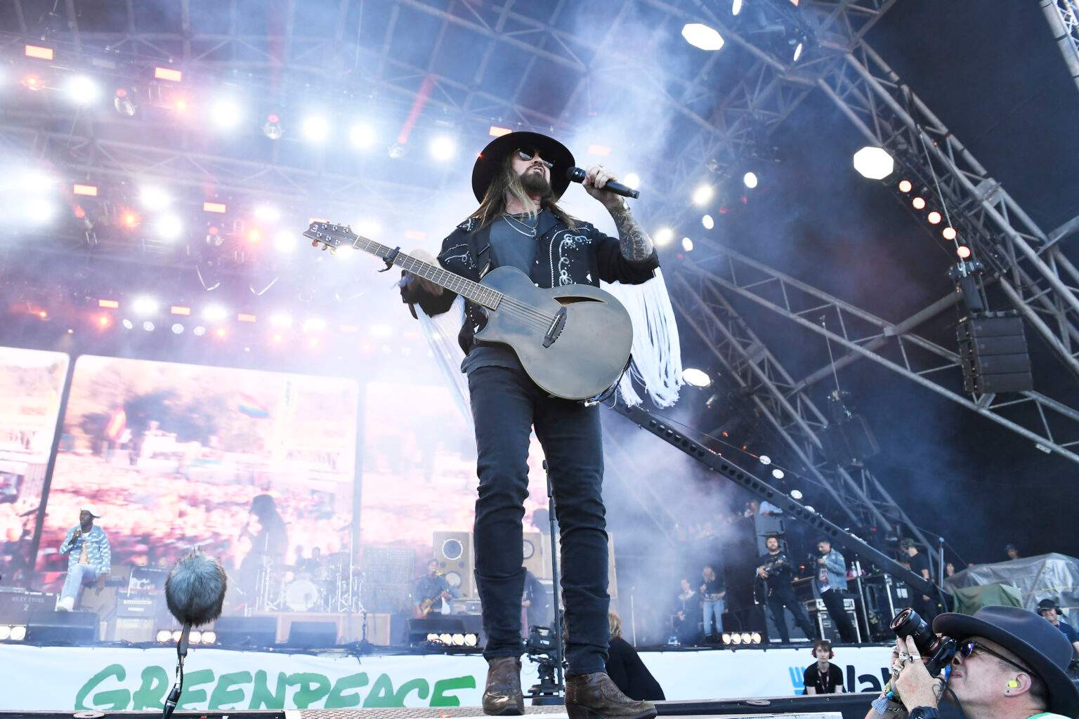 Billy R Cyrus Billy Ray Cyrus Drops Hint After Elizabeth Hurley Flashes Diamond