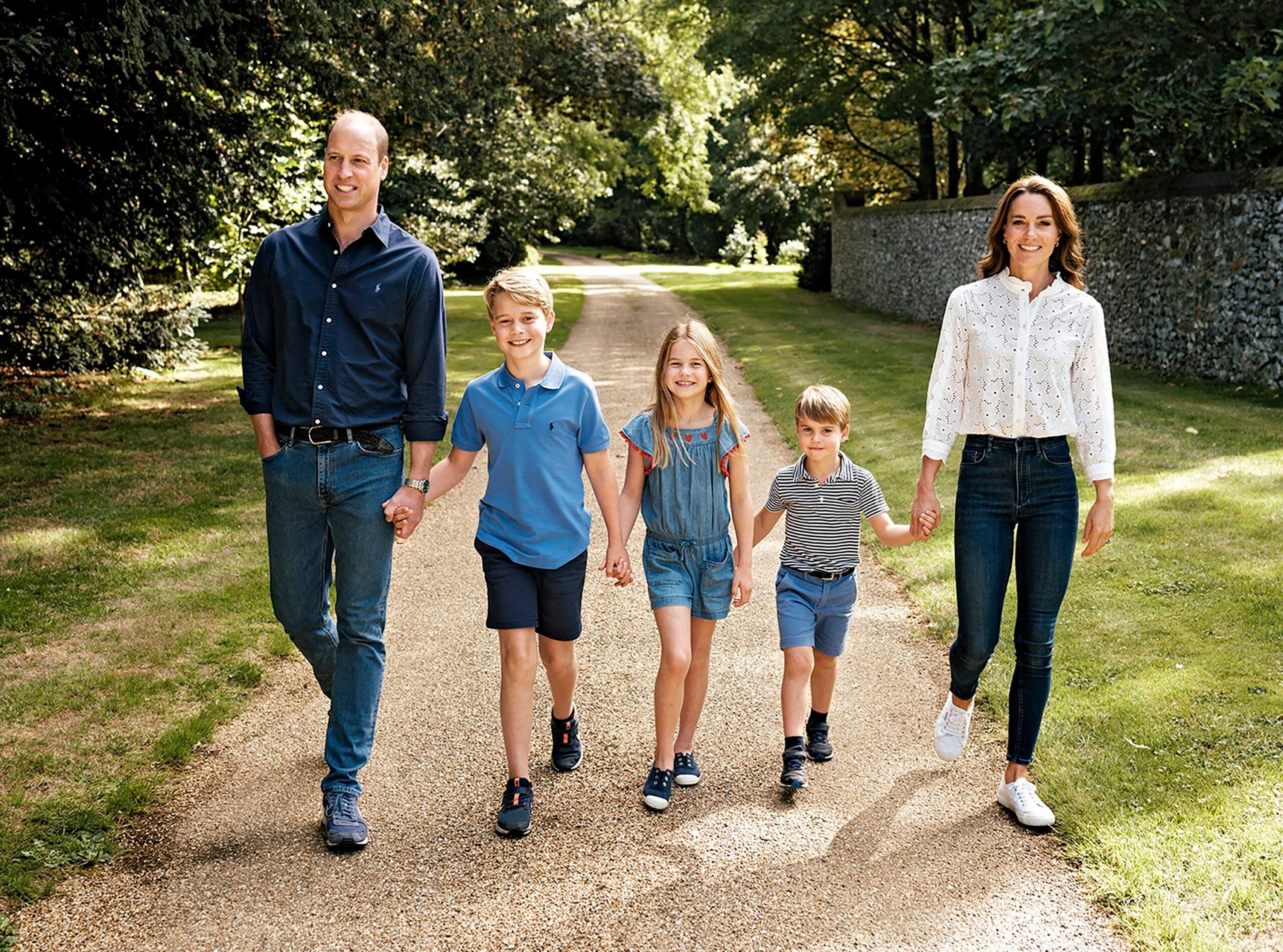 O Príncipe e a Princesa de Gales com seus três filhos, Príncipe George, Princesa Charlotte e Príncipe Louis, em Norfolk