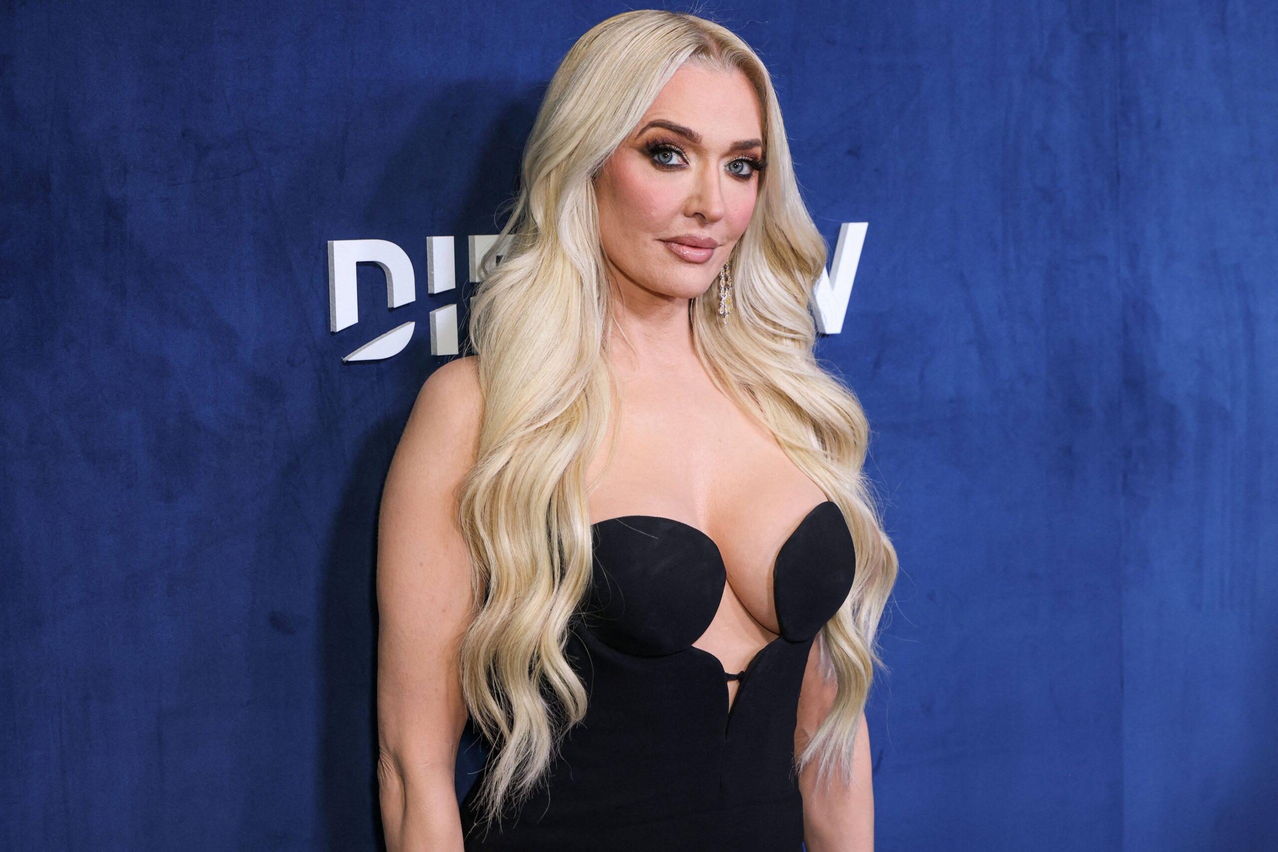Erika Jayne na DIRECTV Streaming com The Stars Oscar Viewing Party 2024 apresentada por Rob Lowe