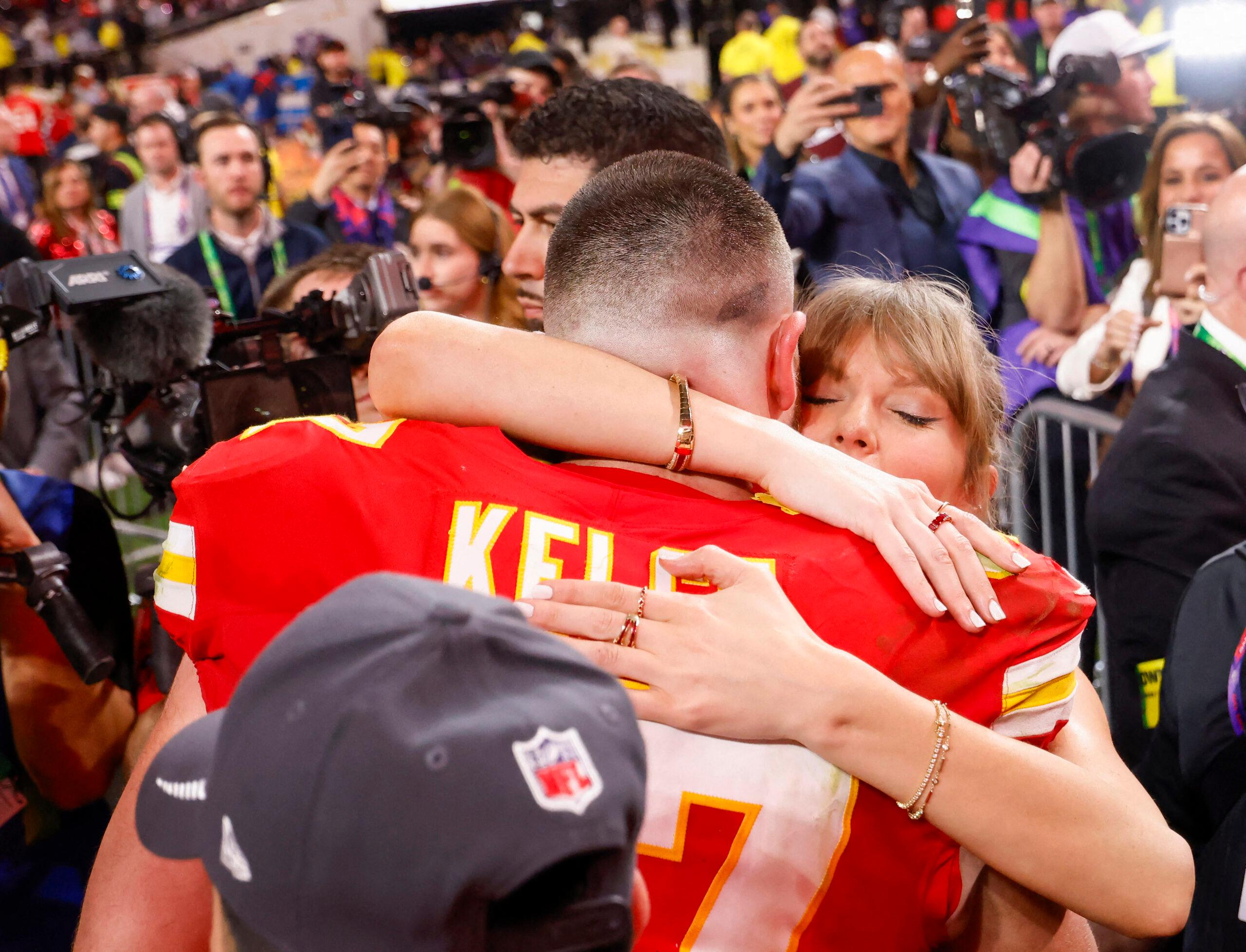 Taylor Swift abraça Travis Kelce depois que o Kansas City Chiefs venceu o Super Bowl ao derrotar o San Francisco 49ers por 25-22.