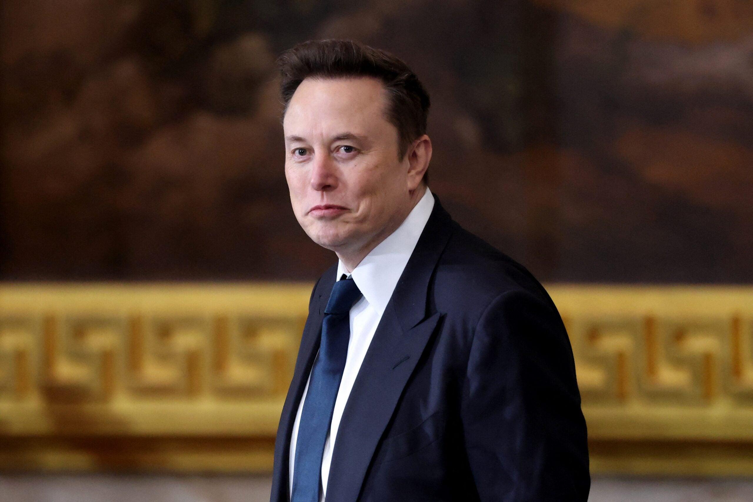 Elon Musk de terno