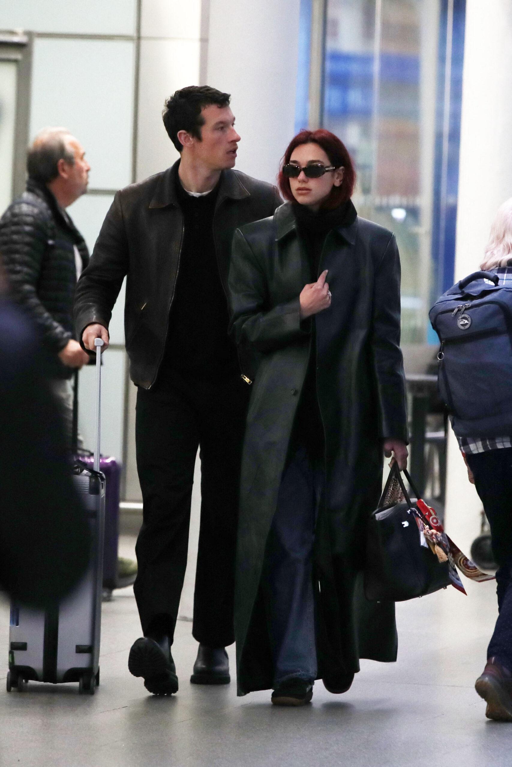 Dua Lipa e Callum Turner voltam de Paris para o Reino Unido.