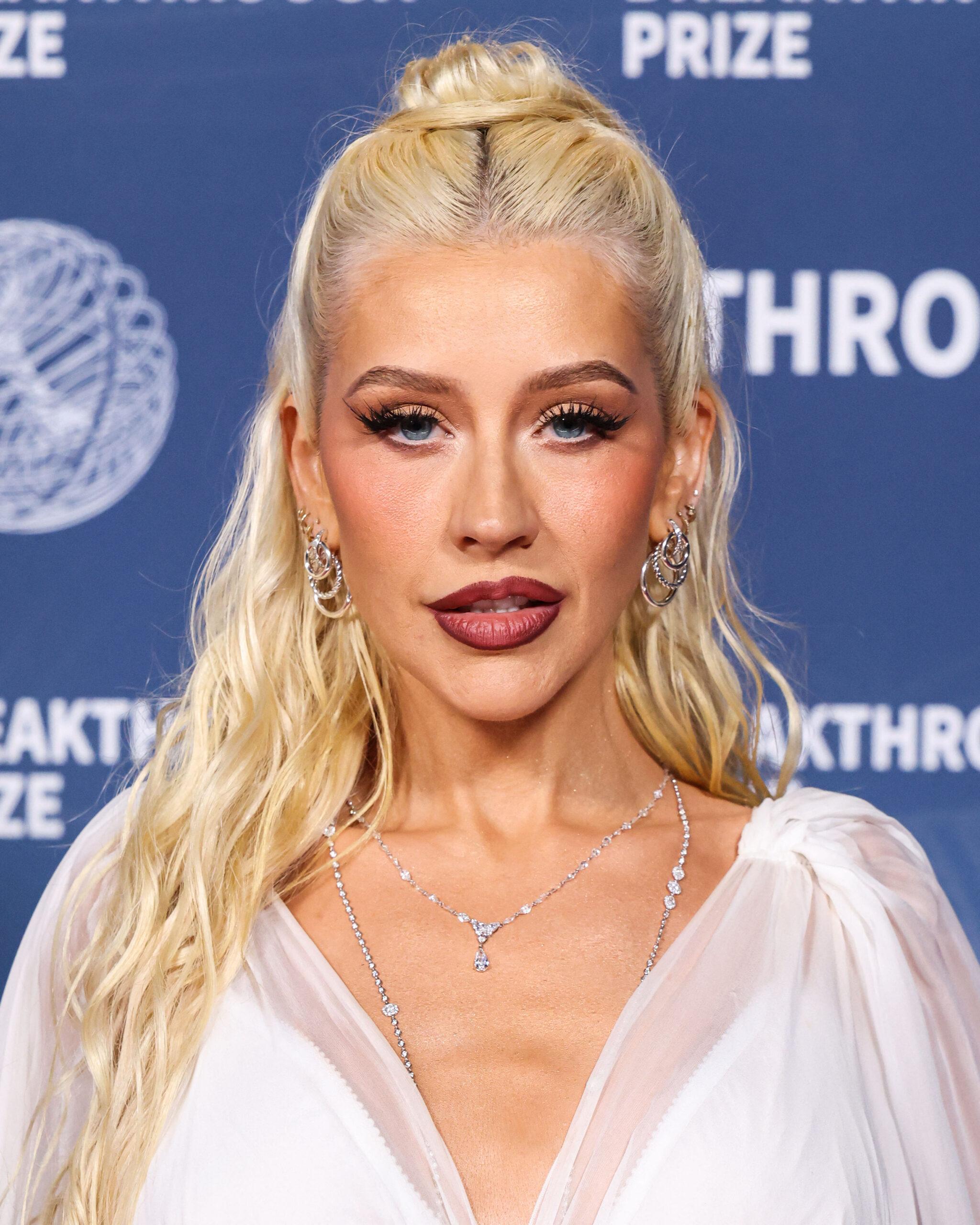 Christina Aguilera em Dolce & Gabbana com brincos David Yurman chega ao 11º Prêmio Anual Breakthrough 2025