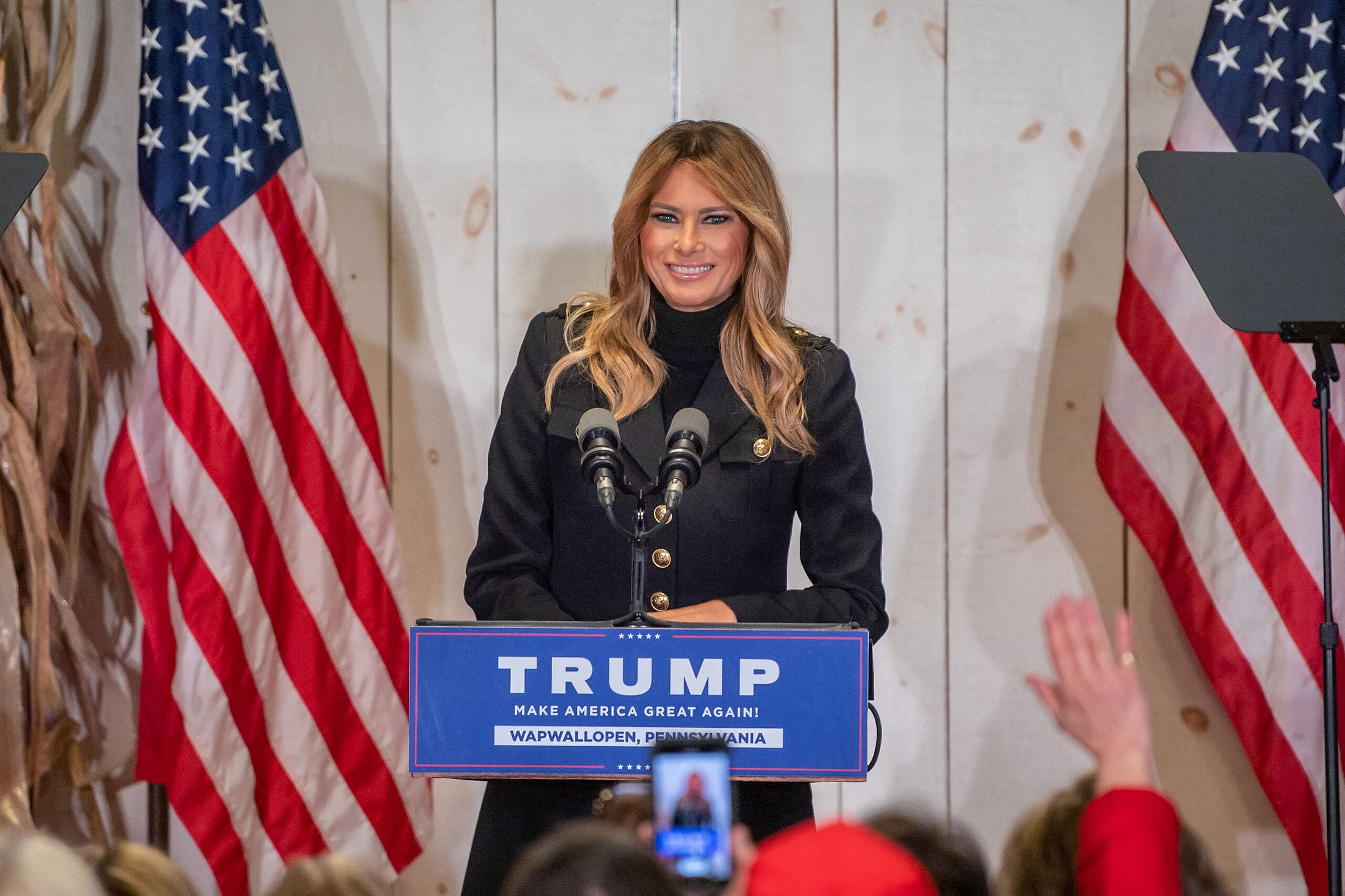 Melania Trump fala com apoiadores de Donald Trump em um 