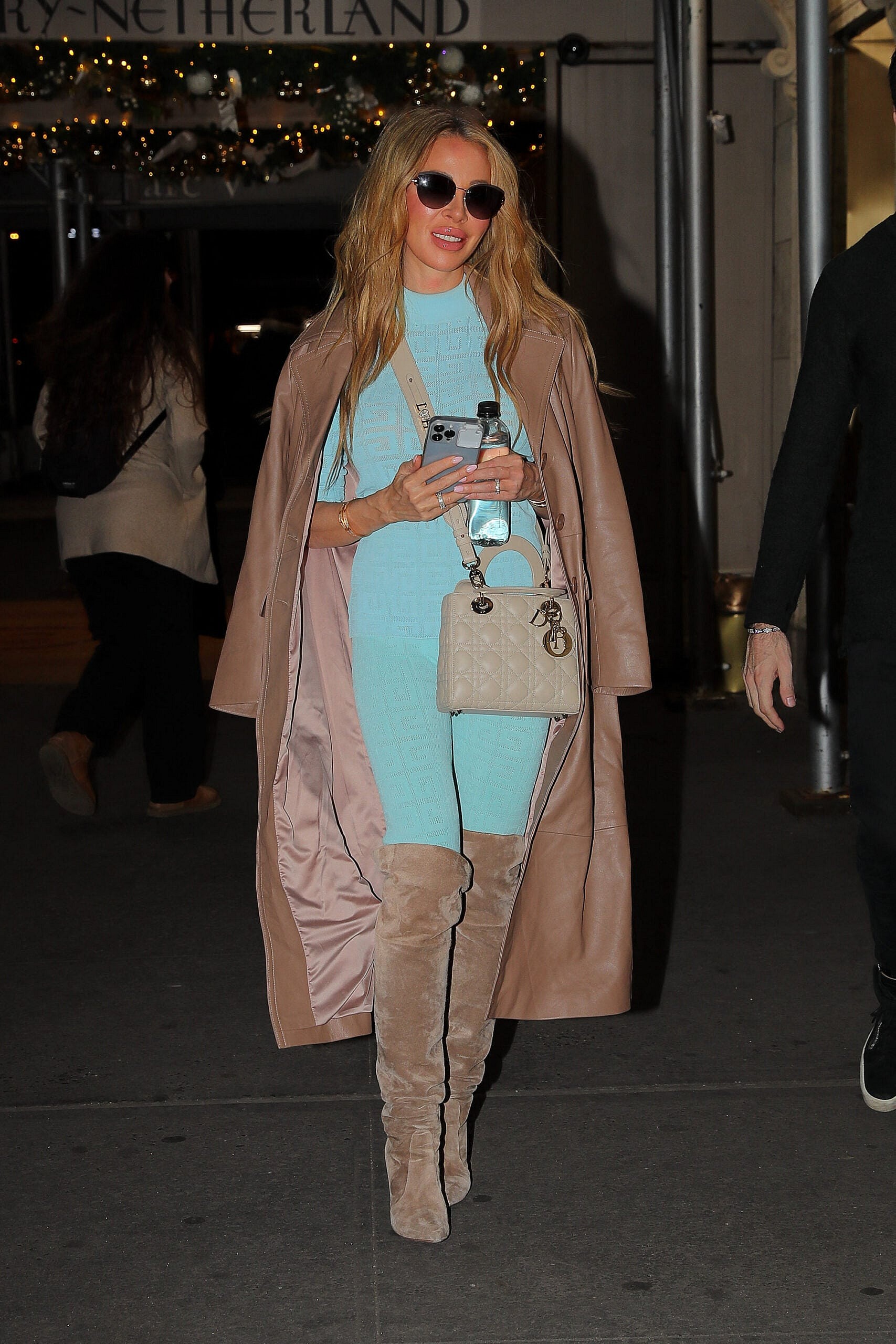 Lisa Hochstein sorri ao sair de um almoço em Nova York com a empresária Jody Glidden.