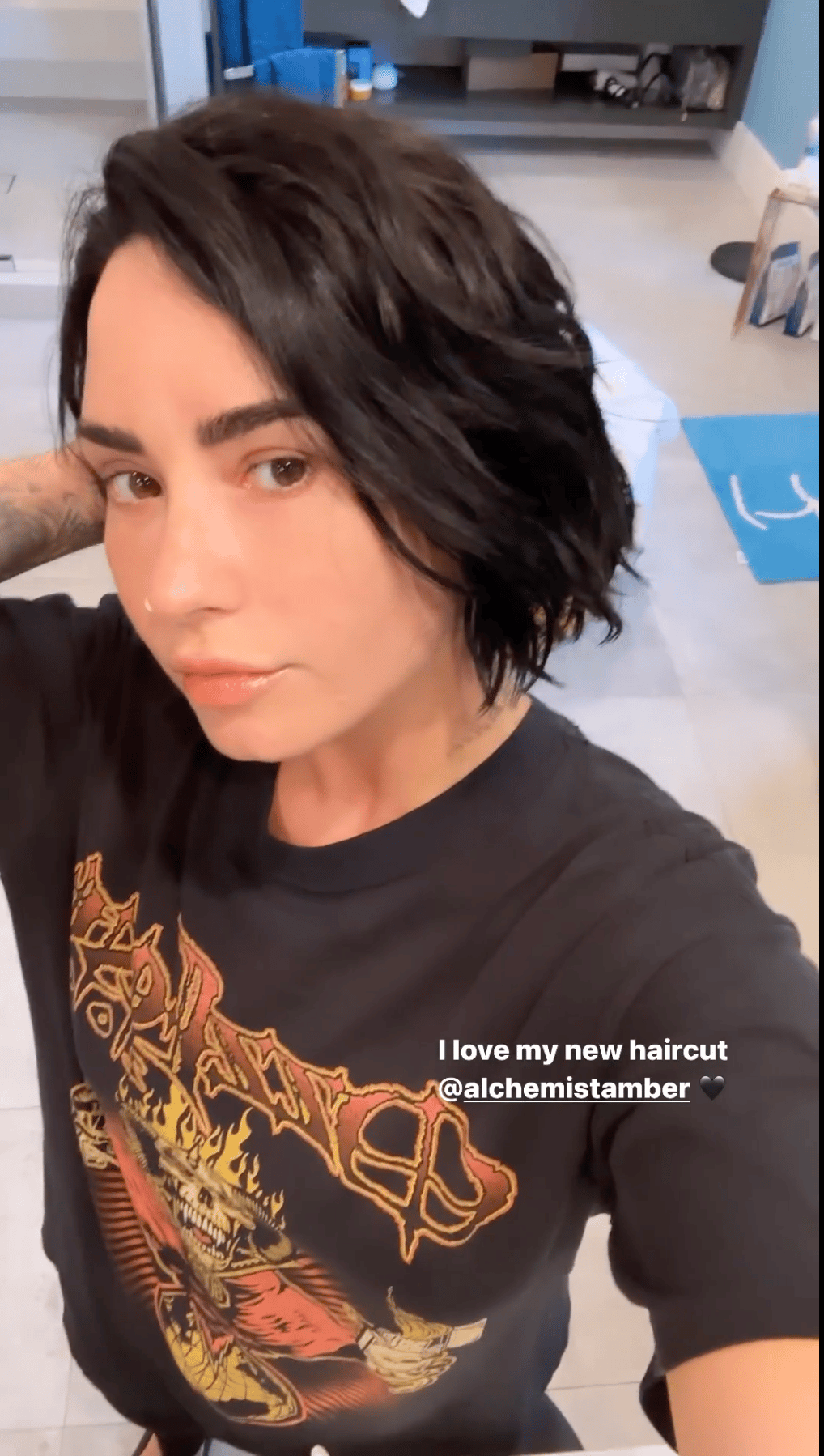 Demi Lovato flaunts new hair and natural beauty