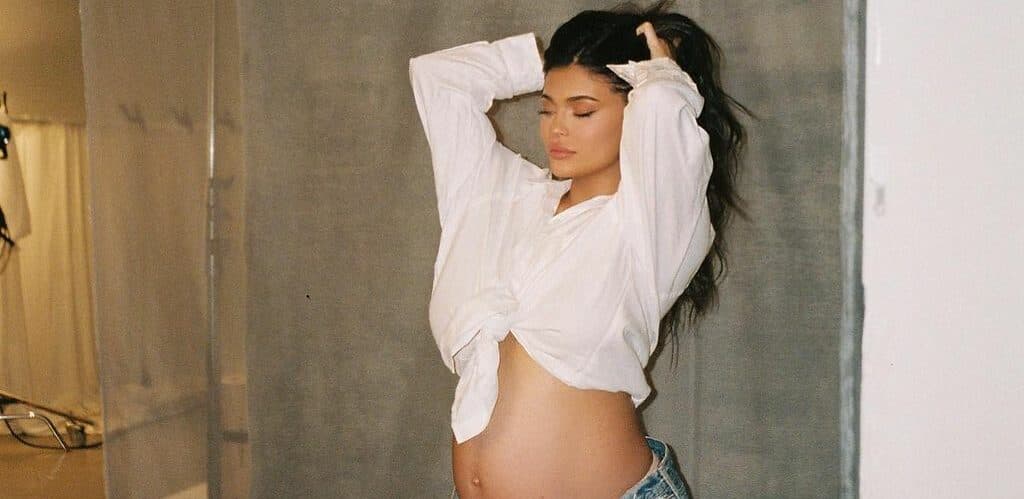 Kylie Jenner shows off baby bump in blue jeans