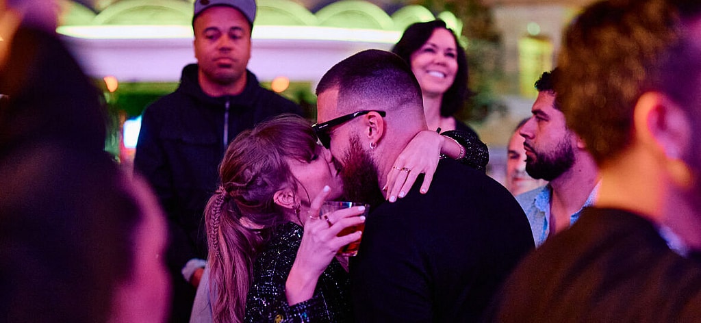 Travis Kelce and Taylor Swift kissing
