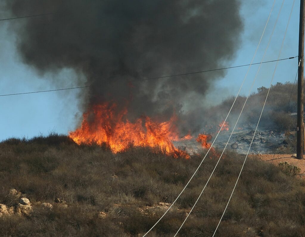 Wildfire breaks out in Santee California