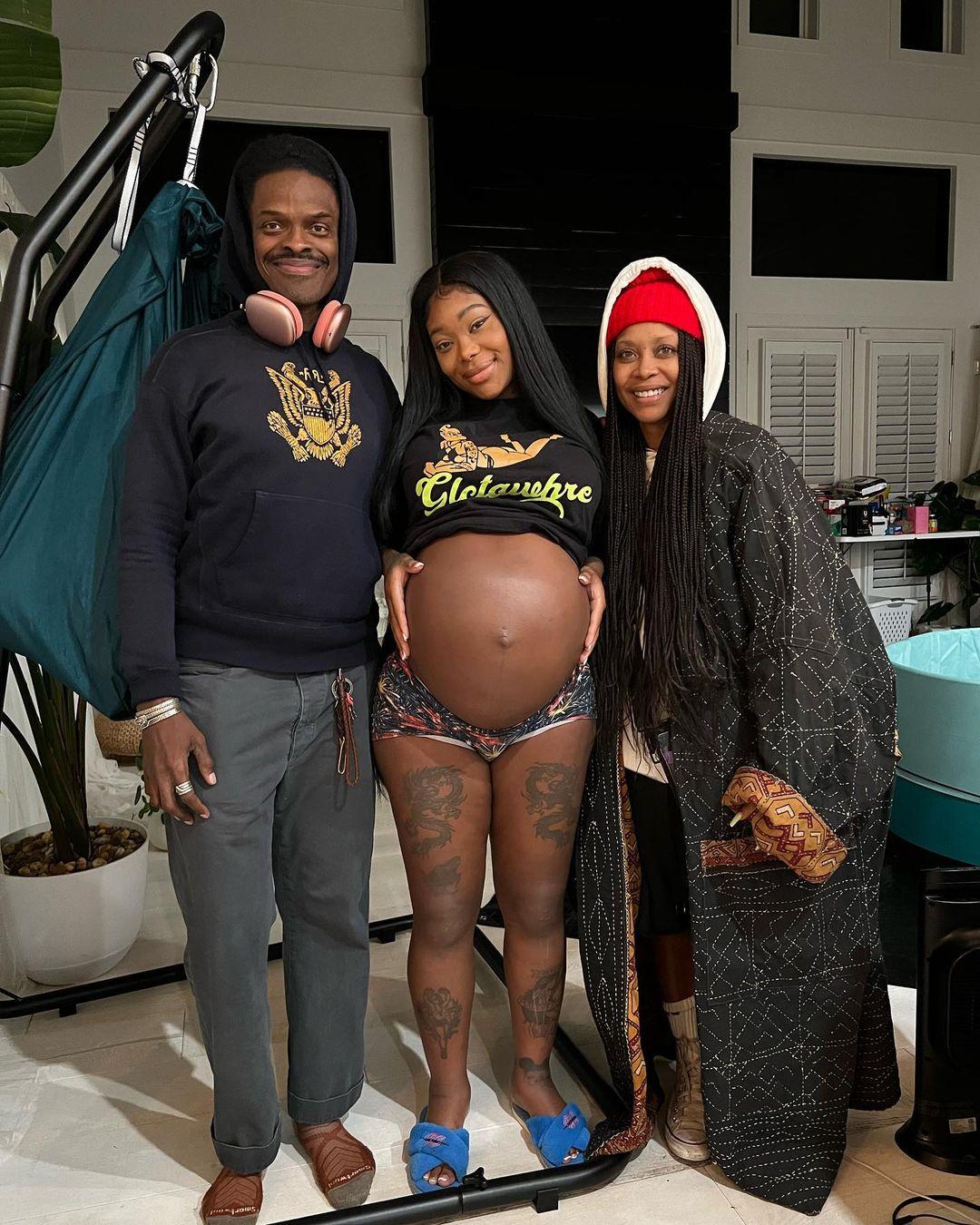 Summer Walker Nesting With Doula Erykah Badu, Baby No.2 Is Almost Here!